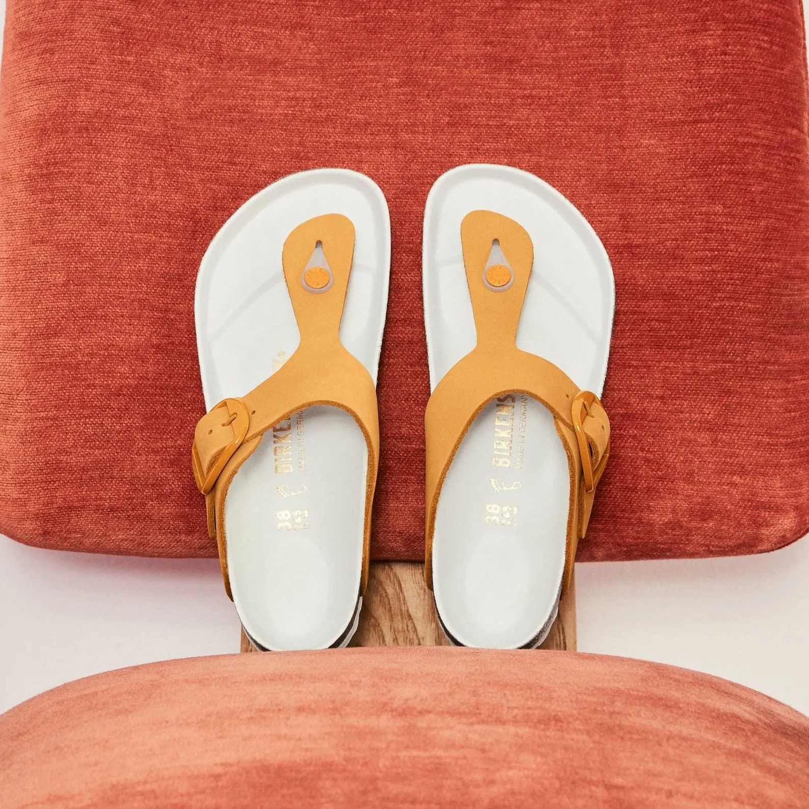Birkenstock Limited Edition Gizeh Big Buckle apricot nubuck